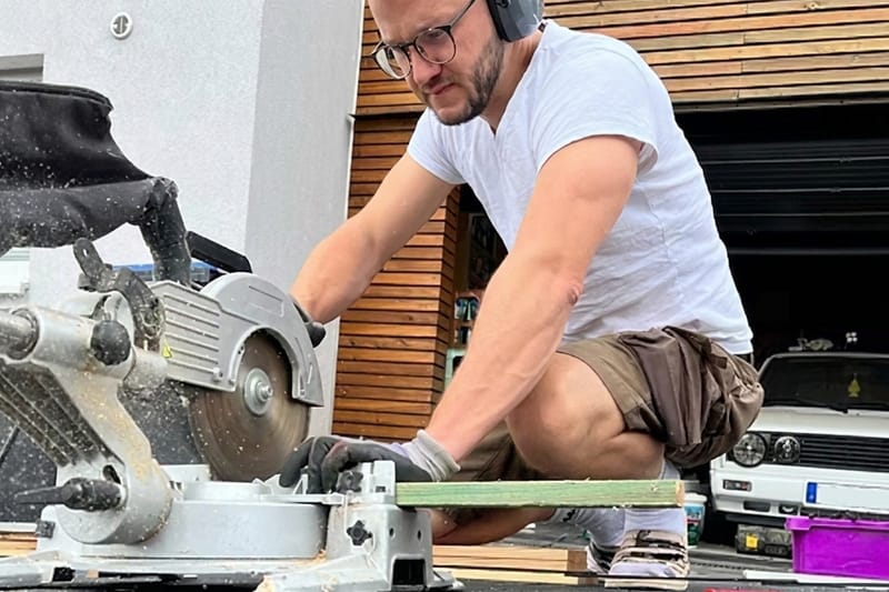 Johann Maier bei einer Handwerksarbeit. Mit künstlicher Intelligenz erzeugtes Symbolbild.